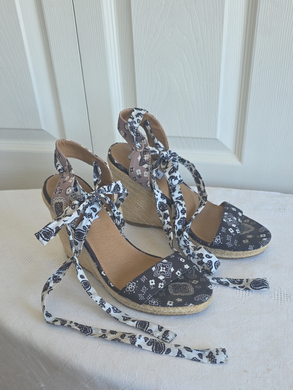 Steve Madden Black & White Bandana Print Wedge Ankle Tie Espadrilles SIZE 8